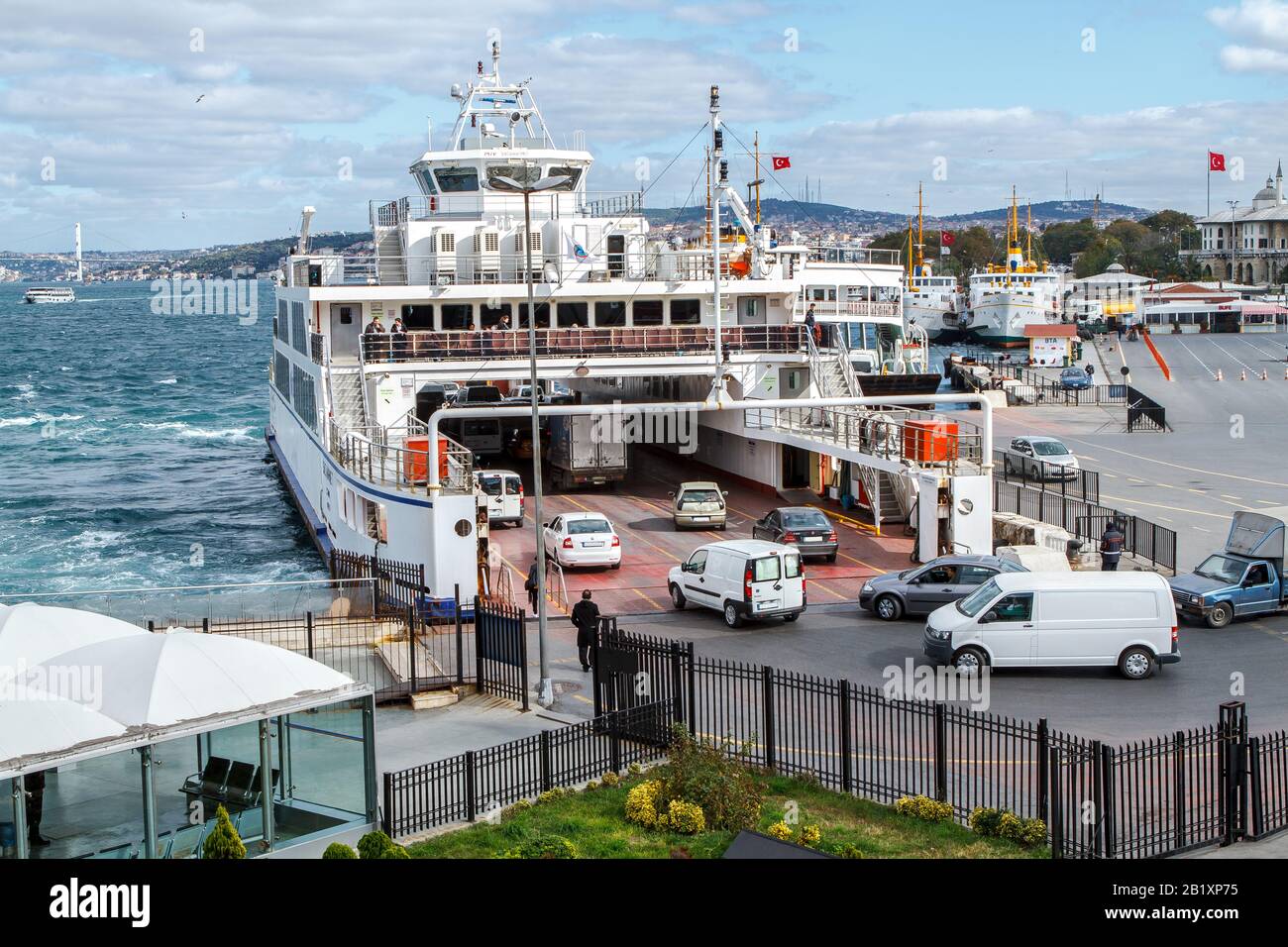 Istanbul, TÜRKEI - 10.27.2011: Auto- und Personenfähre in istanbul Bosporus, Sirkeci nach Harem Auto- und Passagierfähren Stockfoto