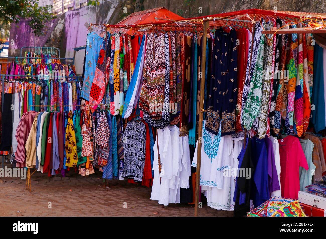 Bunte Kleidungsstücke, die von den Geschäften in den Straßen von Fort kochi ausgestellt werden Stockfoto