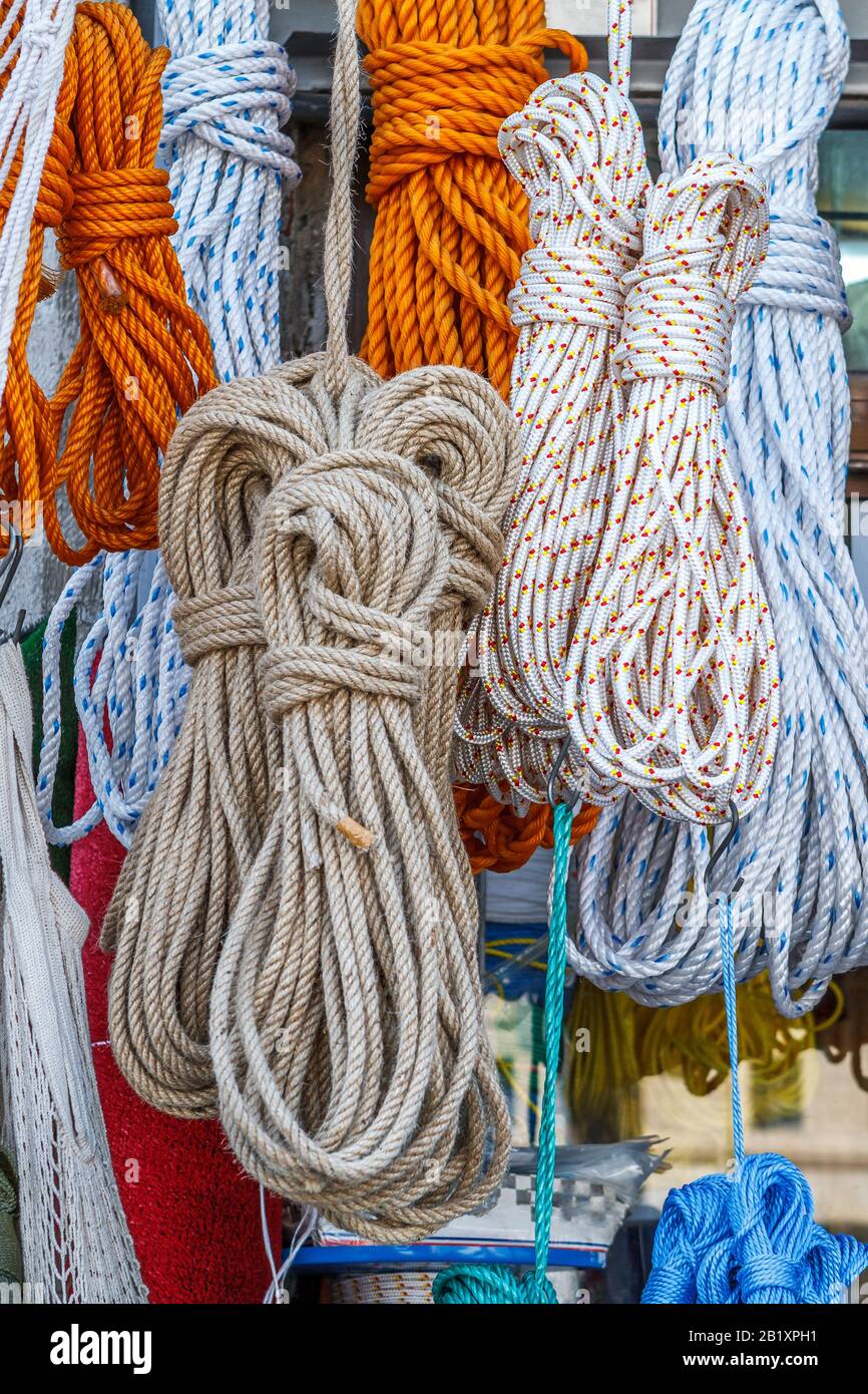 Nylon und Jute Seil in einem lokalen Geschäft zu verkaufen. Stockfoto