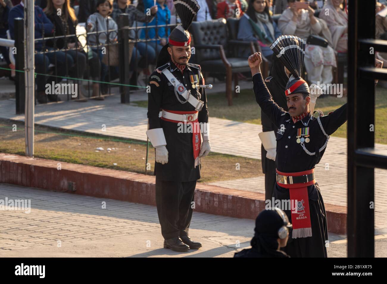 Wagah, Pakistan - Februar 8, 2020: Zwei Pakistan Rangers bei der Abschlussfeier der Grenze zu Wagah mit Indien Stockfoto