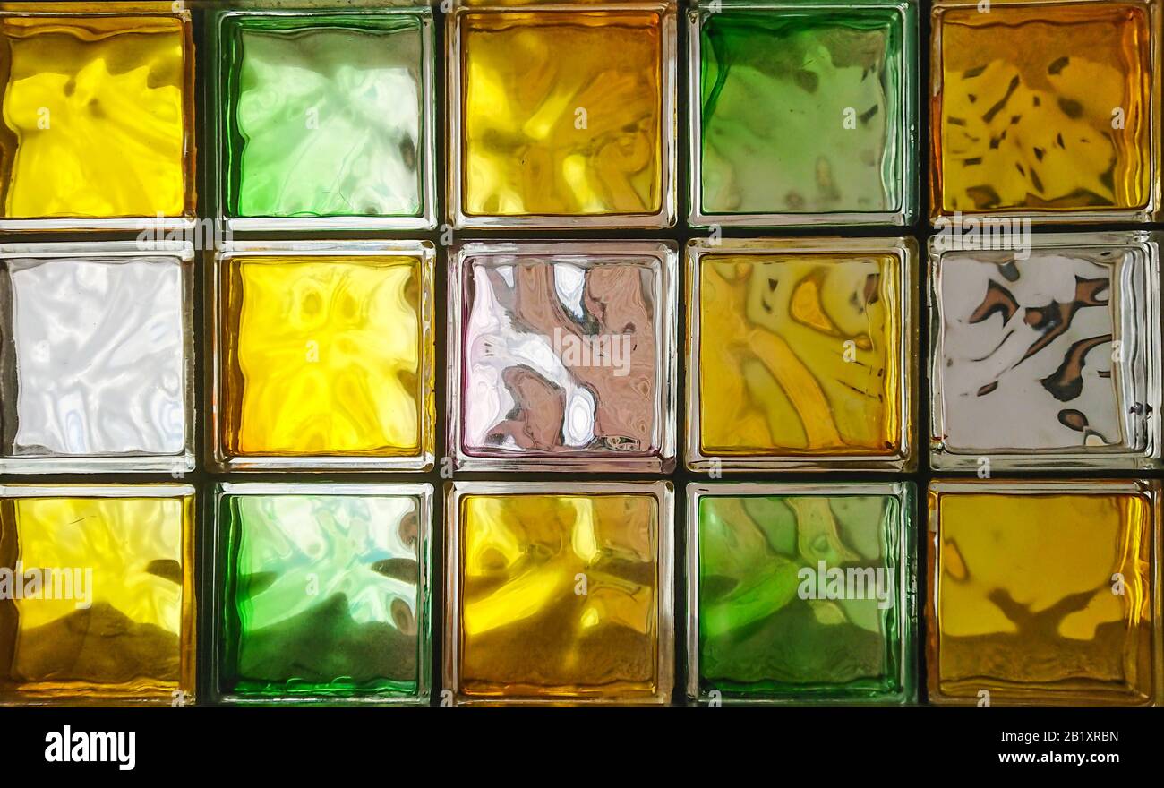 Grüner und gelber Glasblock Wandhintergrund - Luminositätskonzept Stockfoto