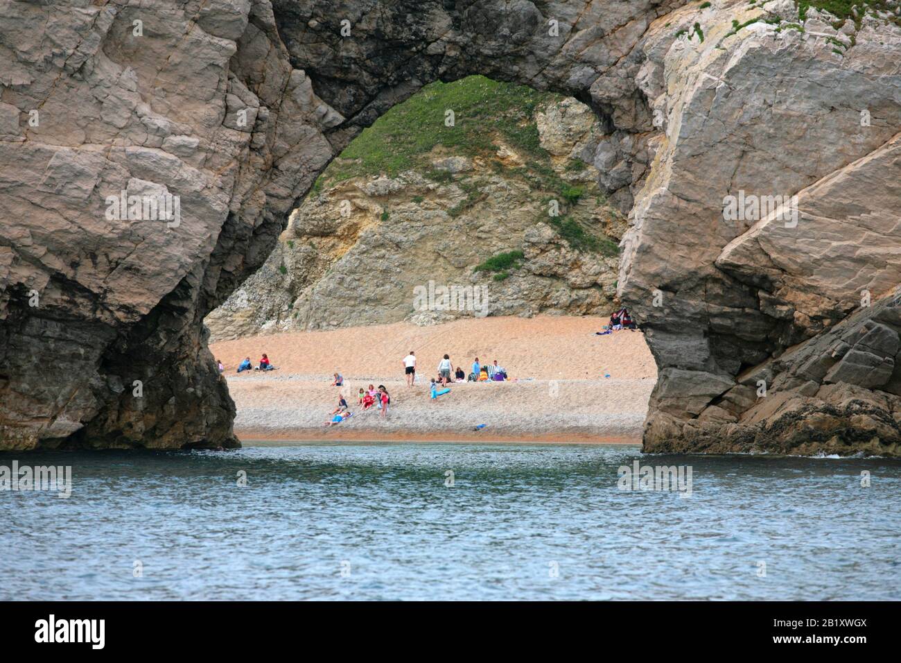 Blick durch Durdle Door von Seaward, an einem ruhigen Tag, Dorset, England, Großbritannien: Teil des UNESCO-Welterbes Dorset und East Devon Coast Stockfoto