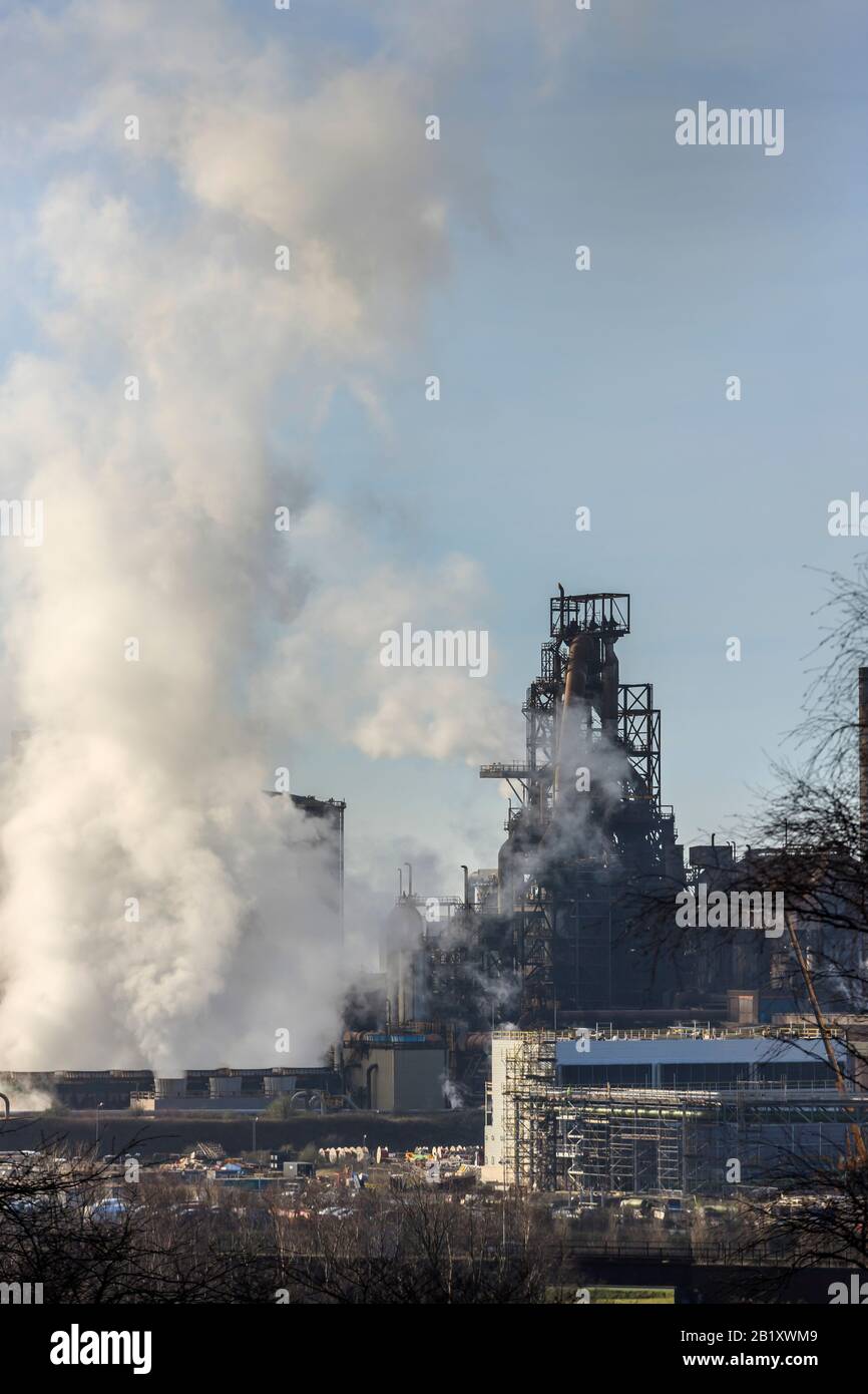 Port Talbot Stahlwerke emittieren Wolken aus Dampf Port Talbot Swansea Glamorgan Wales Stockfoto