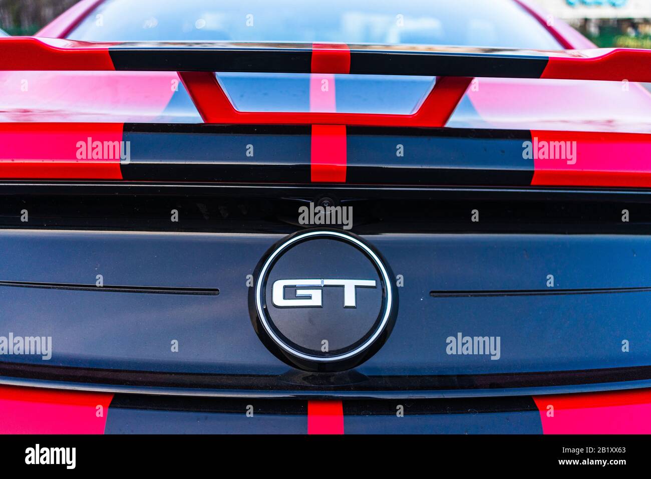 Details zum modernen Ford Mustang GT. Logo des Autos moderne Luxus-Technologie und Autodetail. Bukarest, Rumänien, 2020. Stockfoto