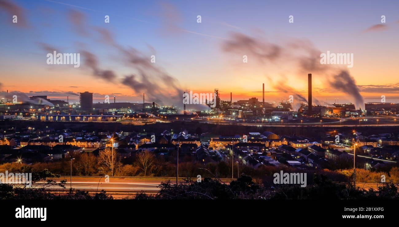 Überblick über die Stahlwerke von Port Talbot, die Dampfwolken im Abendlicht Port Talbot Swansea Glamorgan Wales emittieren Stockfoto