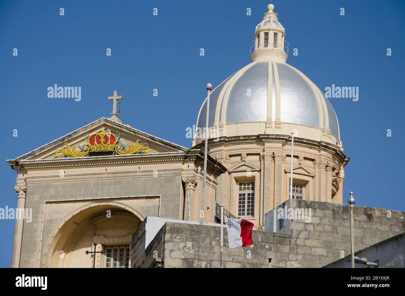 Kalkara, Malta; 13. April 2019: Kathedrale Kalkara St. Joseph an einem sonnigen Tag gegen den blauen Himmel Stockfoto