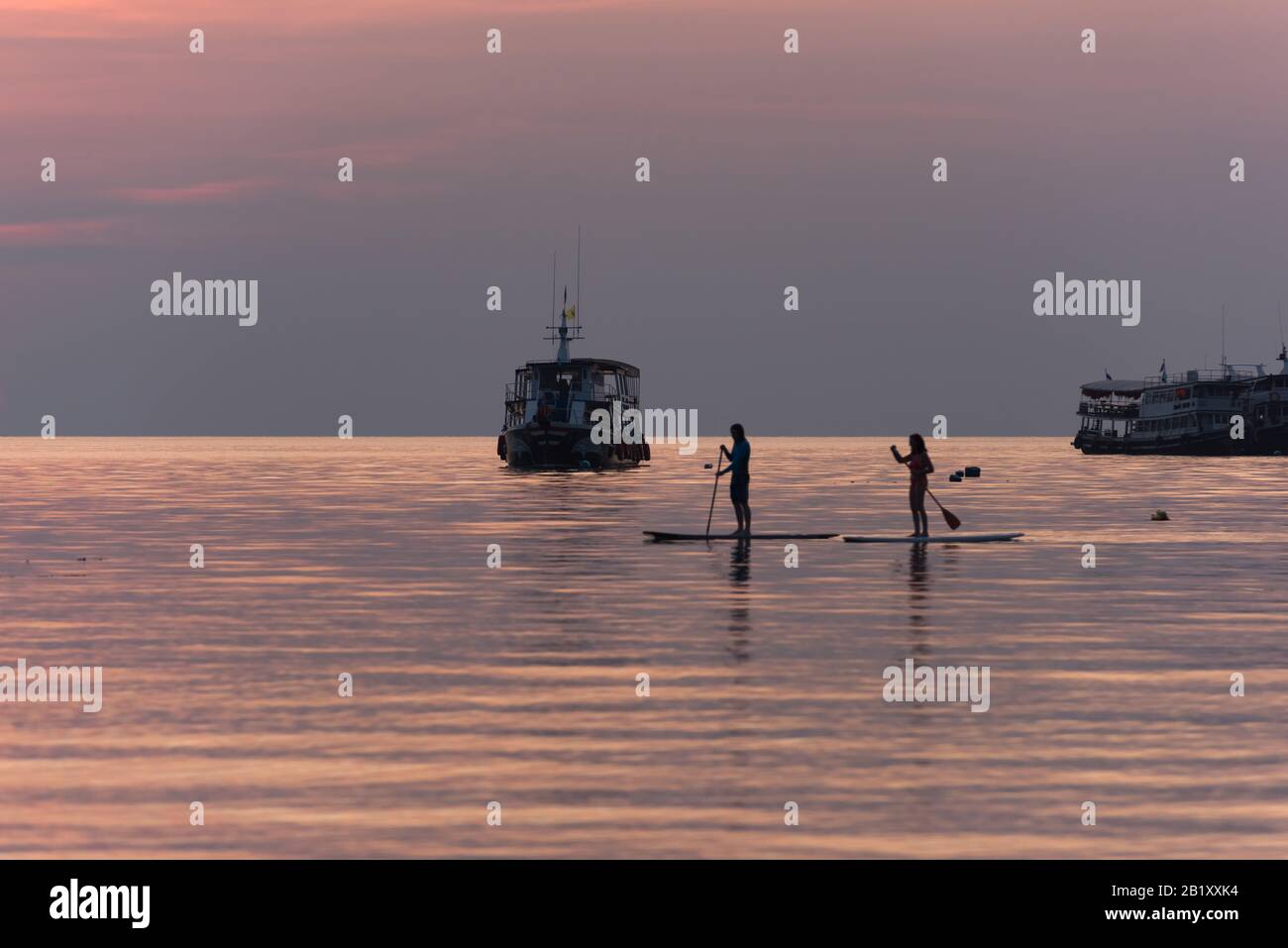 Machen Sie sich auf, paddlebarding auf dem ruhigen Meer Stockfoto