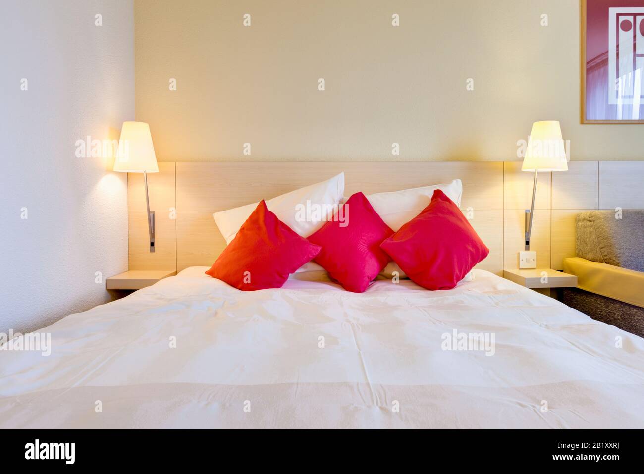 Einfaches Hotelzimmer mit Bett, England Großbritannien Stockfoto