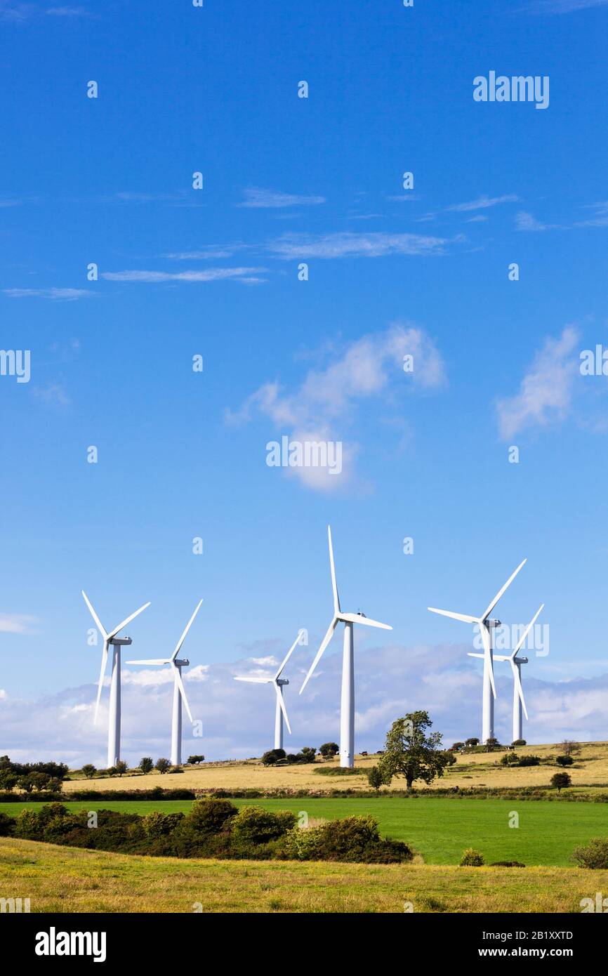 Windenergieanlagen im ländlichen England, Großbritannien Stockfoto