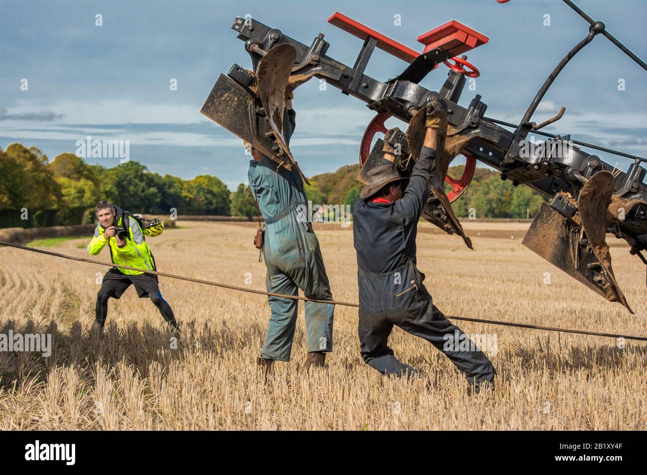 Anbaugerät Pull - Camera man nimmt Bild 2018 auf. 19002 1800s strömen Motor Pflug pflügt Furchen im Feld in Oxfordshire Berkshire England Großbritannien Stockfoto