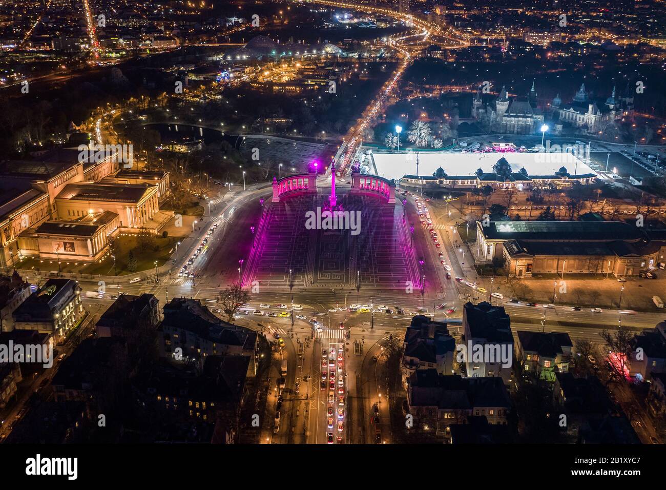 Budapest, Ungarn - Blick Auf Den berühmten Heldenplatz (Hosok tere), beleuchtet in den einzigartigen violetten und rosafarbenen Lichtern der Nacht von Schloss Vajdahunyad a Stockfoto