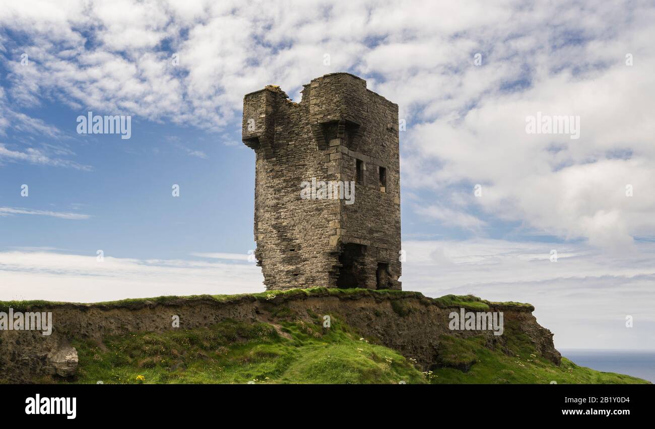 Ruinen eines alten Turms an den Klippen von Moher in Irland mit dem Meer im Hintergrund und bewölktem Himmel. Stockfoto Ruinen eines alten Turms an den Klippen von Moher in Irland mit dem Meer im Hintergrund und bewölktem Himmel. Stockfoto