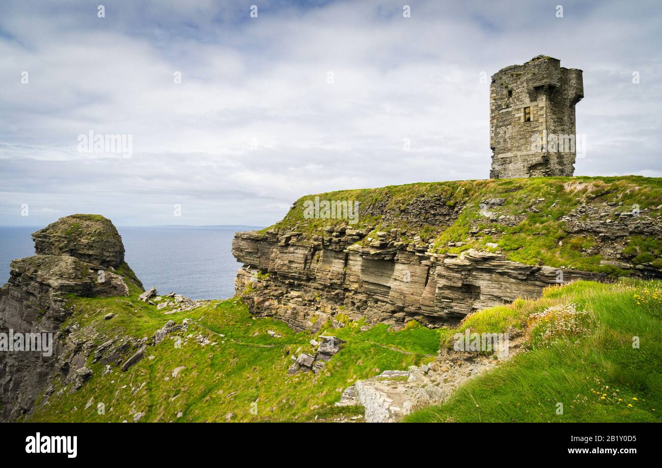 Ruinen eines alten Turms an den Klippen von Moher in Irland mit dem Meer im Hintergrund und bewölktem Himmel. Stockfoto Ruinen eines alten Turms an den Klippen von Moher in Irland mit dem Meer im Hintergrund und bewölktem Himmel. Stockfoto