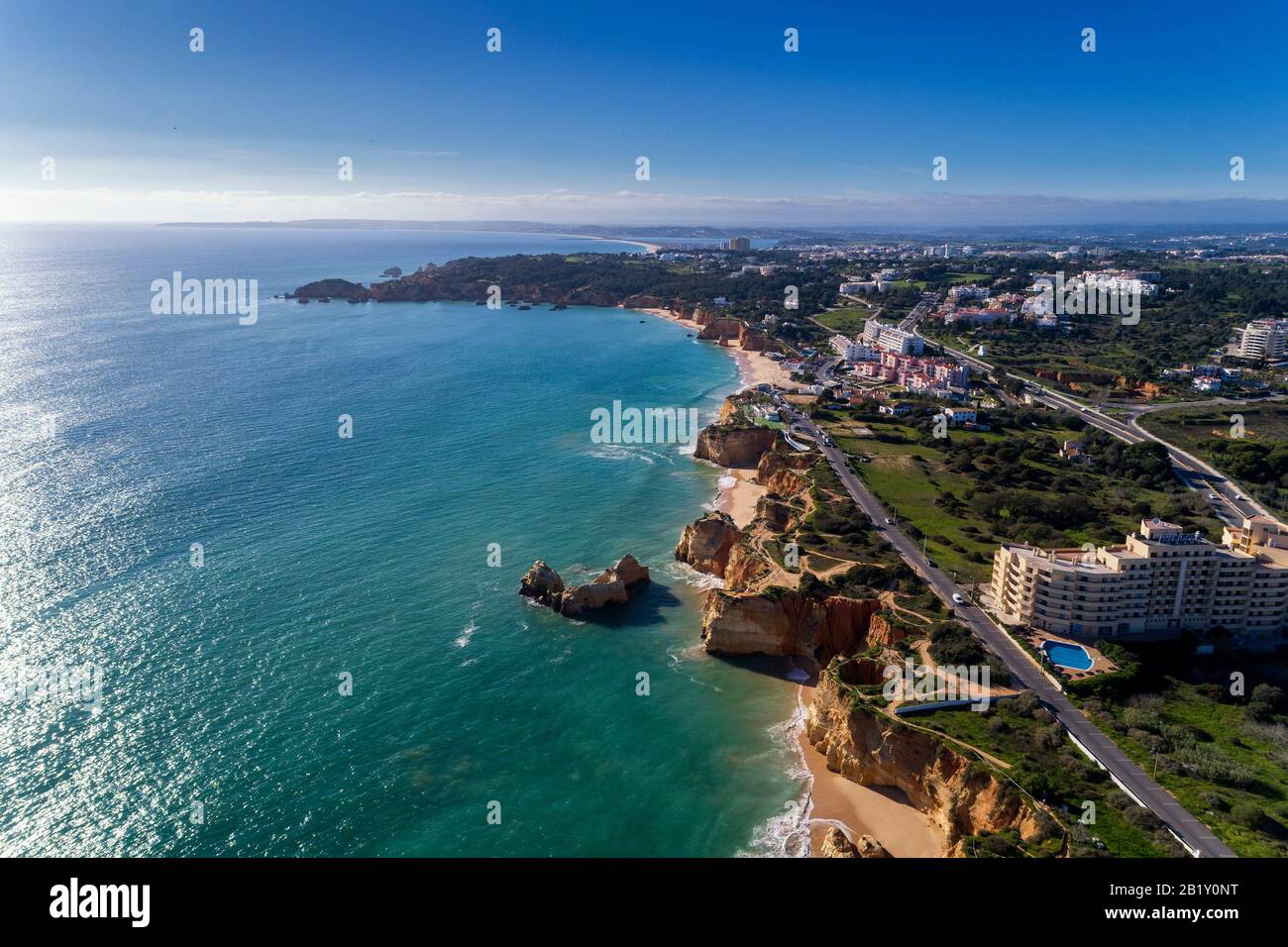 Portimao, Portugal - 12. Februar 2020: Luftbild der schönen Küste und Strände mit dem Ponta Joao de Arens am Bacground in Po Stockfoto