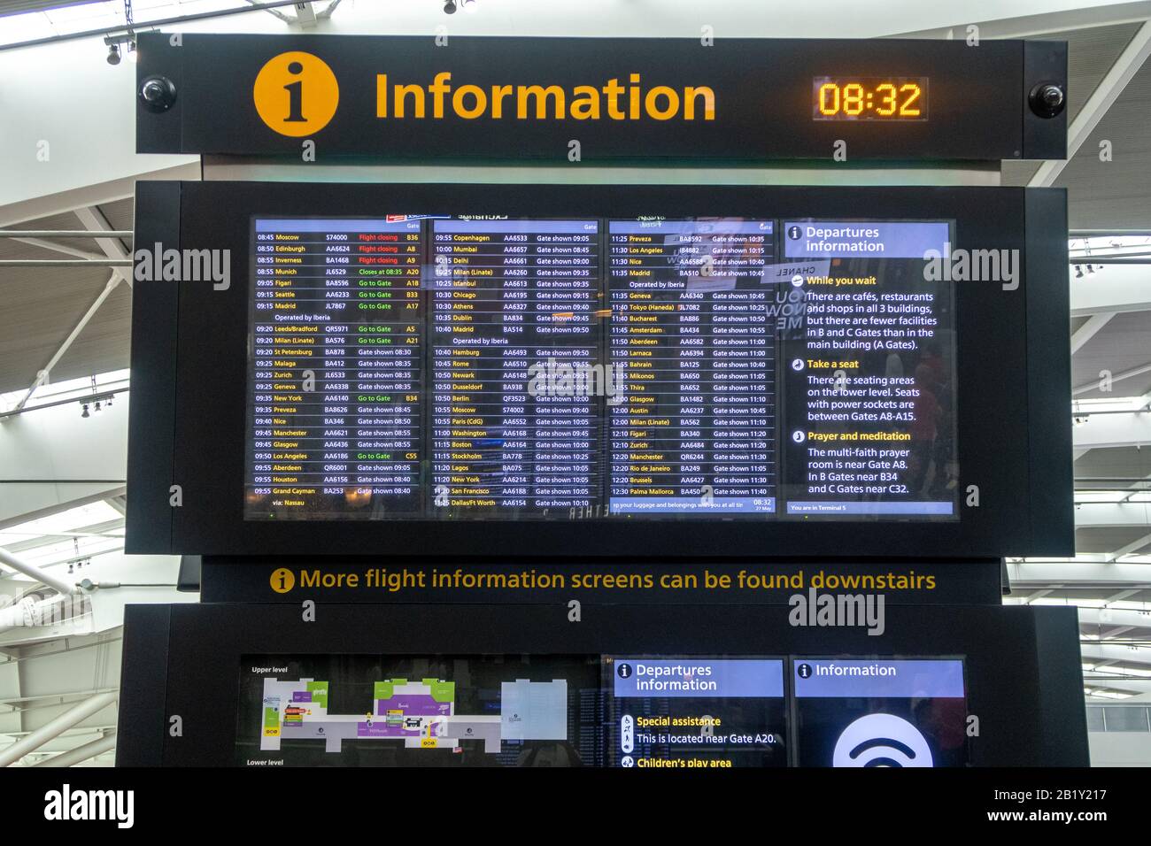London, England - 27. Mai 2018: Ausflugsinformationsboard am Flughafen London-Heathrow, Benachrichtigung der Passagiere Stockfoto