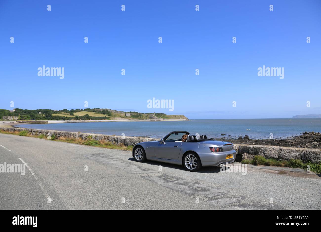 Ein silberner Honda S2000-Sportwagen, der am Meer in Wales, Großbritannien, geparkt ist. Stockfoto