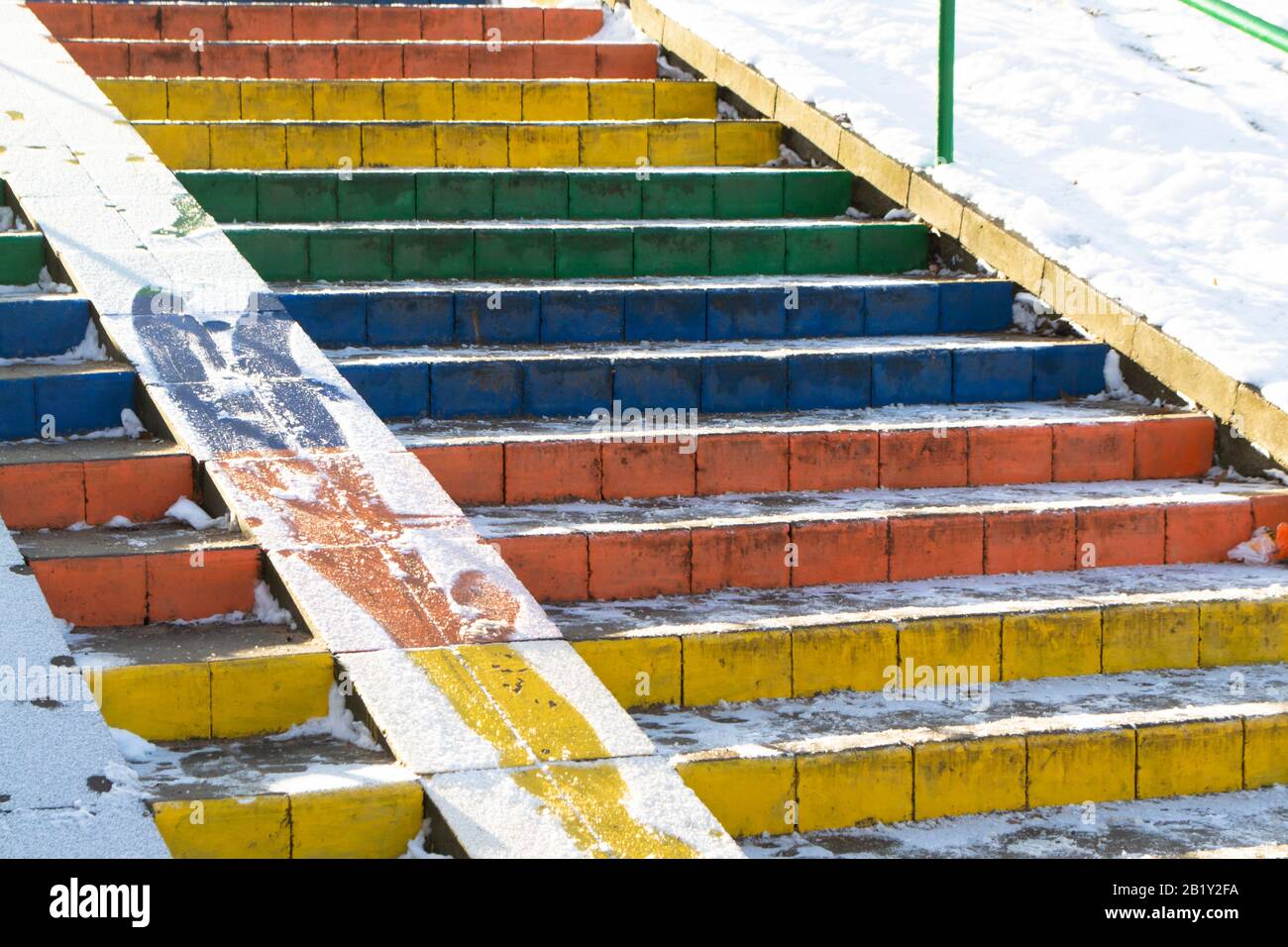 Treppe, die Treads aus Regenbogenmarmorfliesen, Farben im Winter Stockfoto