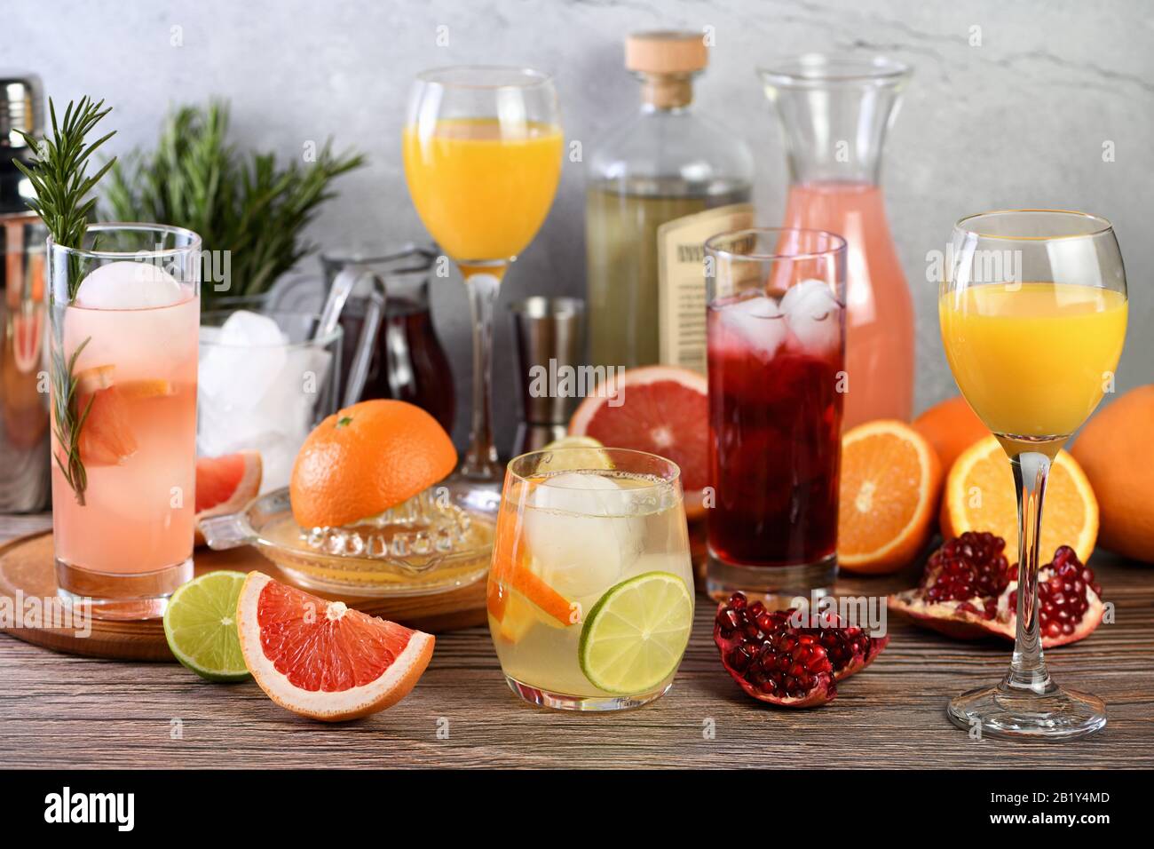 Getränke und Cocktails aus Gin mit verschiedenen Zitrusfrüchten Stockfoto