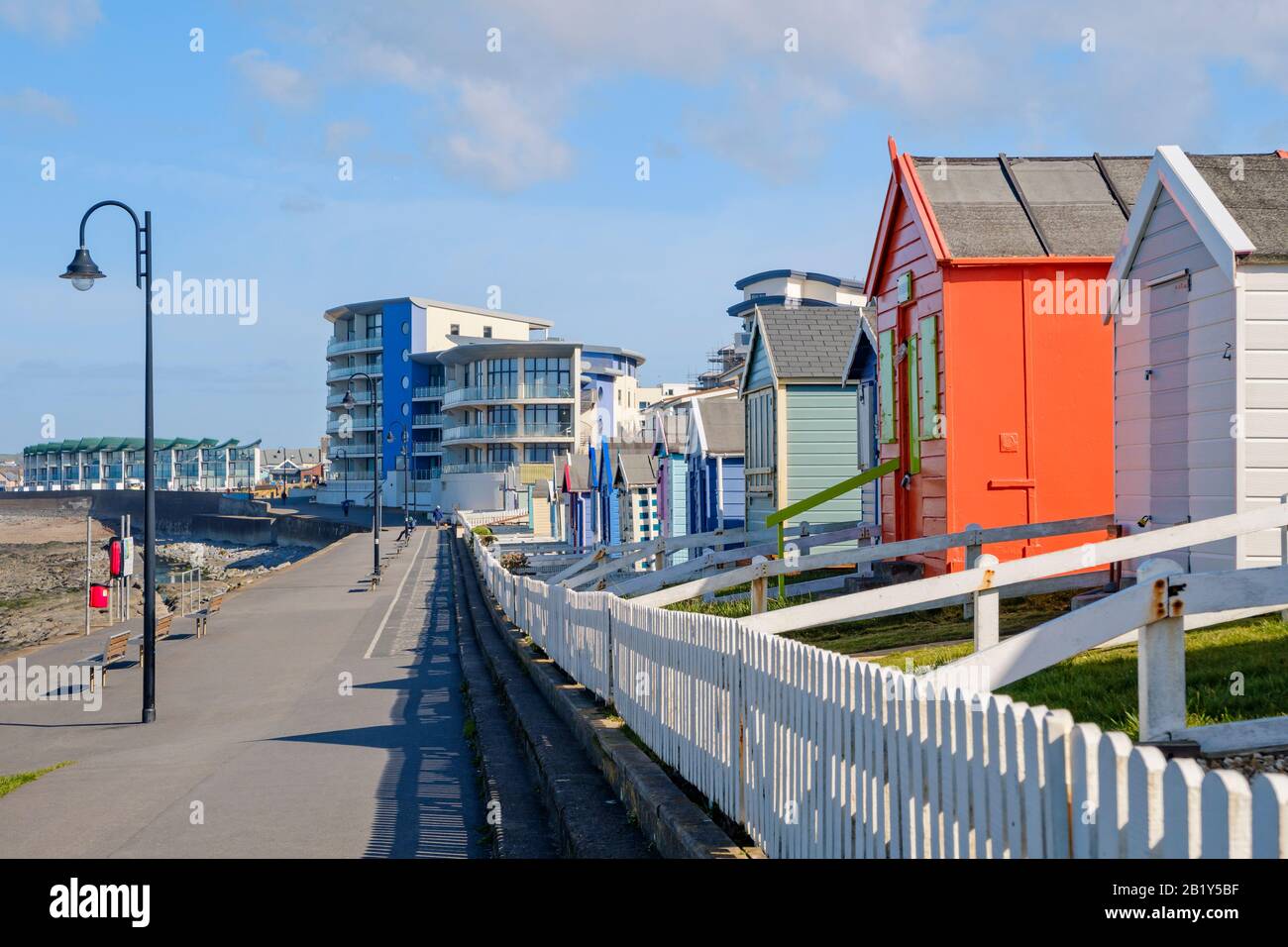 Bunte Strandhütten an der Promenade in Westward Ho!, neben Meer und Strand, Urlaubsziel, Eimer und Spaten Urlaub, Küstenleben, Norden Stockfoto