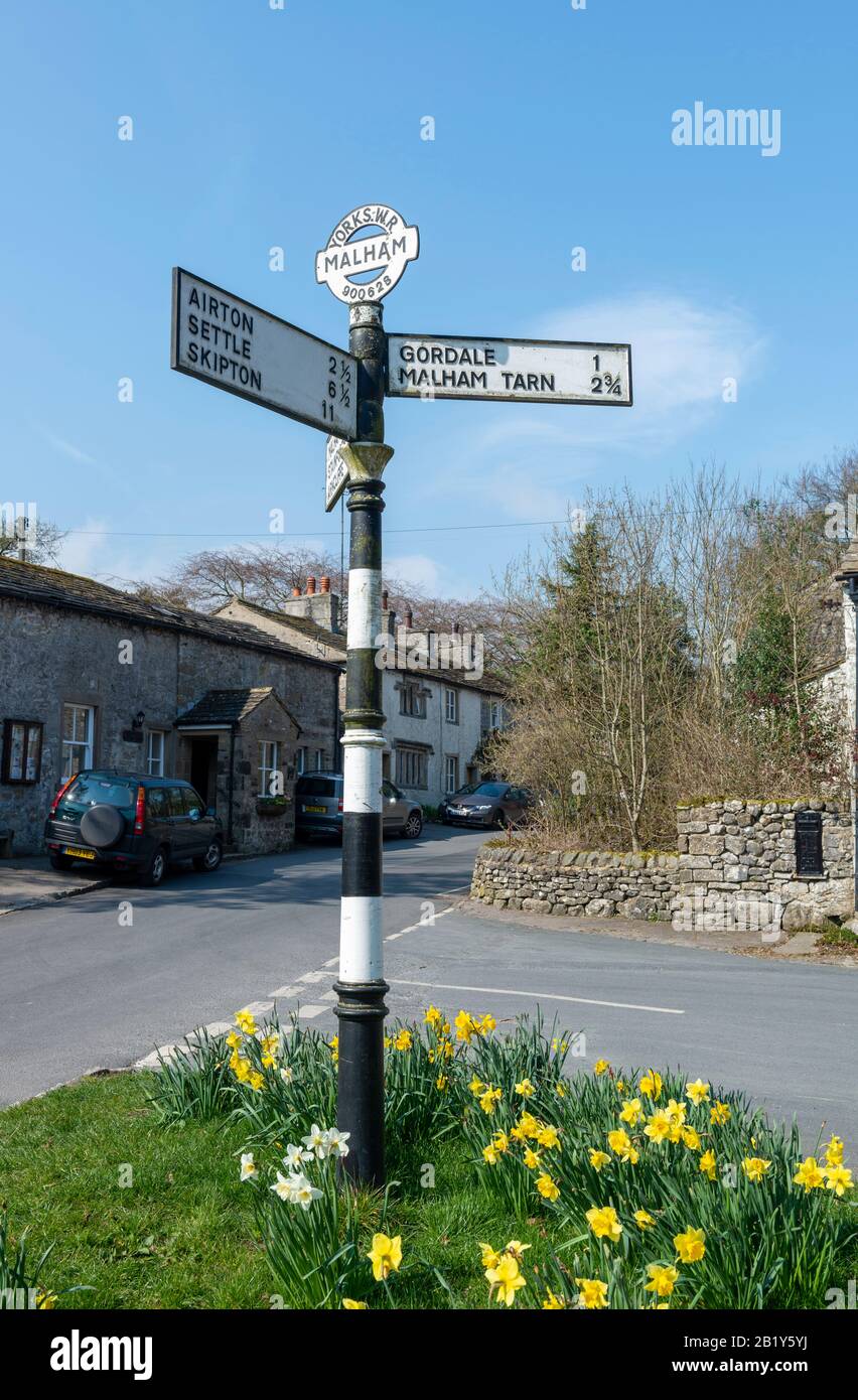 Frühlingsfoto eines schwarz-weißen Straßenschildes im alten Stil im Zentrum des Dorfes Yorkshire Dales in Malham Stockfoto