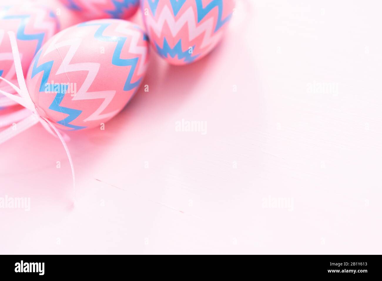 Bemalte Ostereier auf einem rosa Hintergrund. Stockfoto