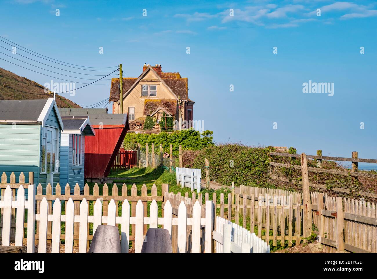 Bunte Strandhütten an der Promenade in Westward Ho!, neben Meer und Strand, Urlaubsziel, Eimer und Spaten Urlaub, Küstenleben, Norden Stockfoto