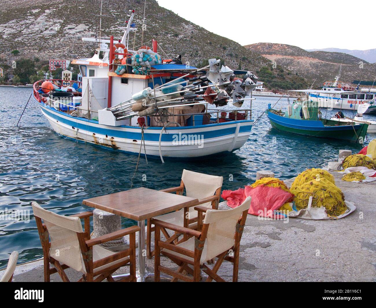 Abendstimmung auf der Insel Meis, auch Kastellorizo genannt, Fischerboote im Hafen, Insel Meis, Griechenland Stockfoto