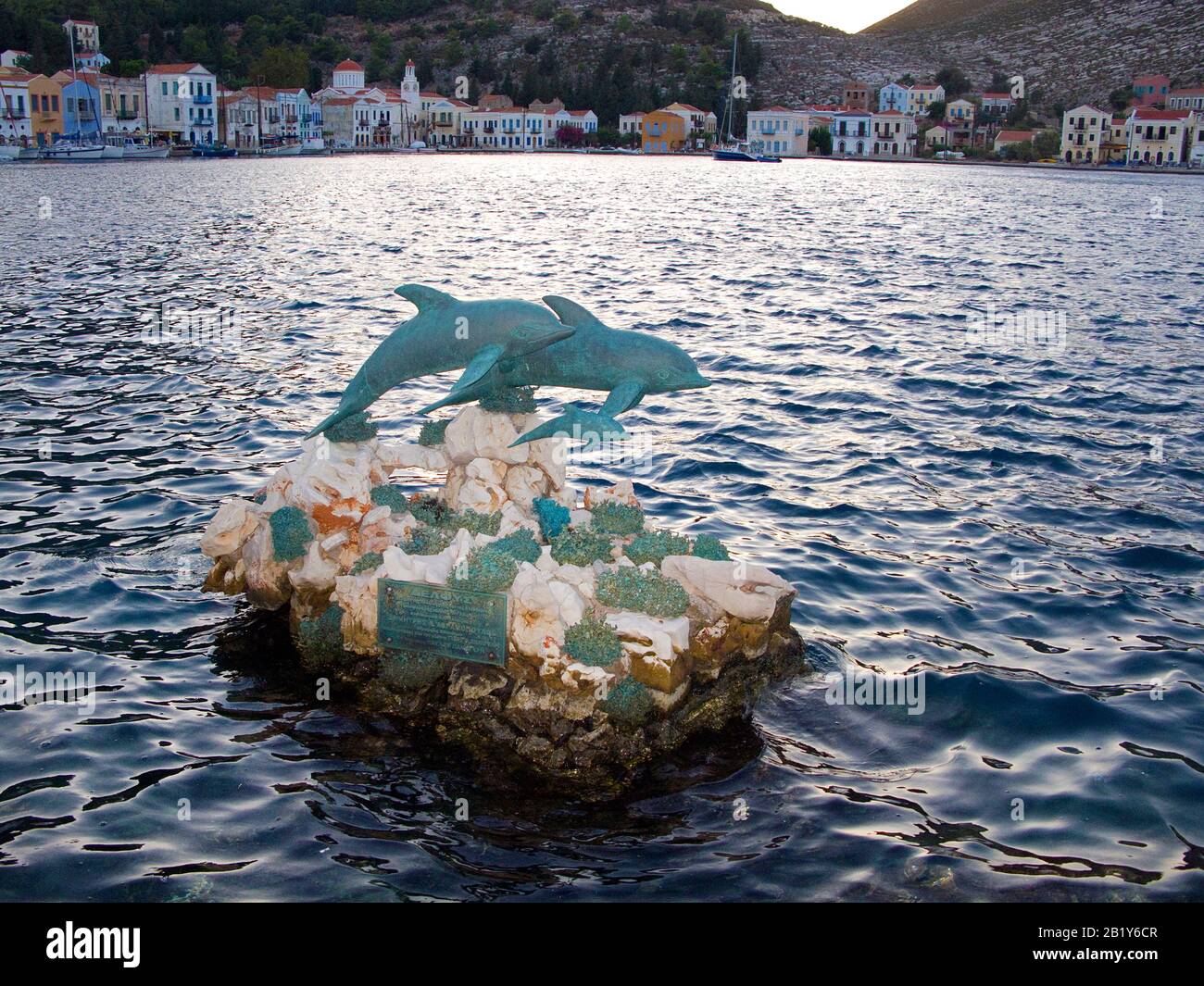 Abendstimmung auf der Insel Meis, auch Kastellorizo, Delfin-Statue im Hafen der Insel Meis, Südägäis, Griechenland Stockfoto