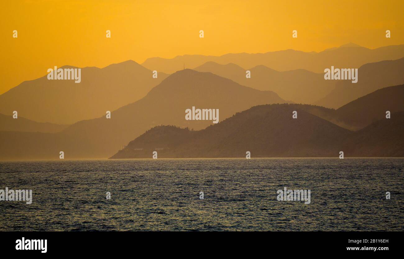 Abendstimmung, Nachglühen über den Bergen von Utjeha-Busat, Montenegro Stockfoto
