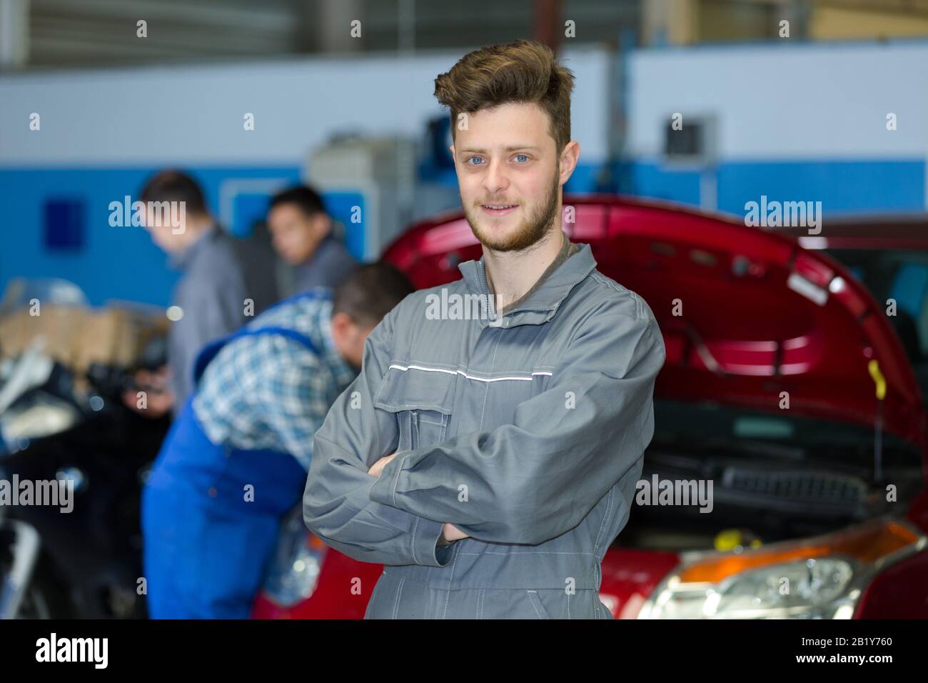 Portrait des jungen Mechanikers in der Garage Stockfoto