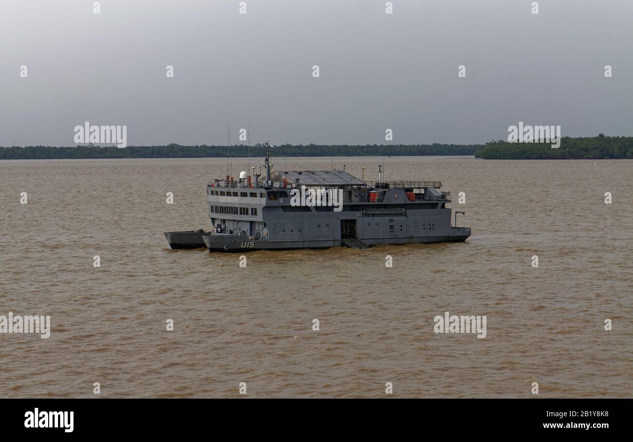 Die Na Para, ein Schiff des brasilianischen Marinekrankenhauses und Ein Truppentransporter, moorierte im Amazonas-Fluss nahe Belem. Stockfoto