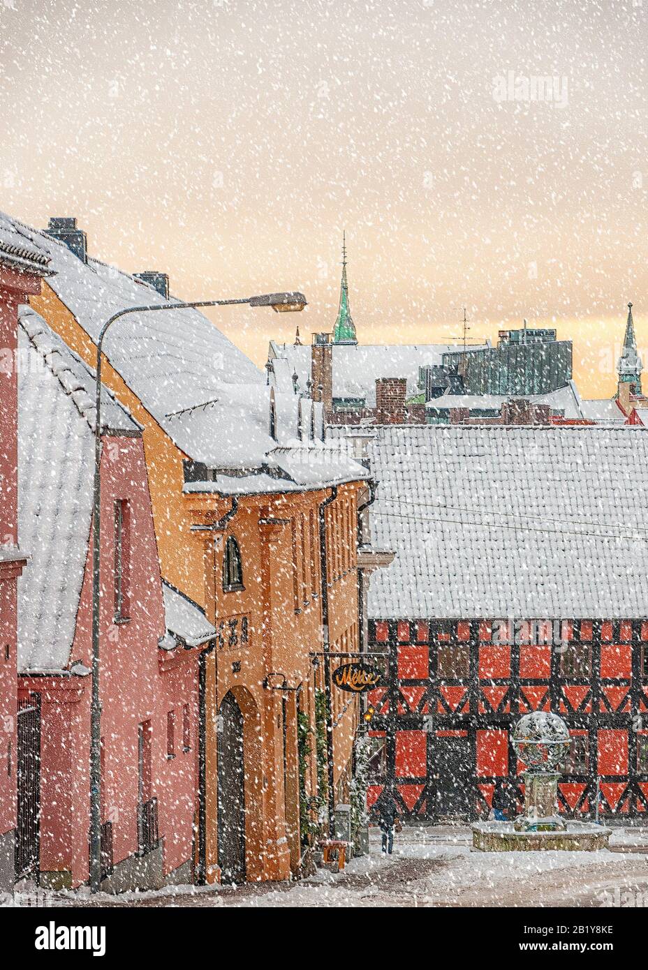 Die Straßen der Helsingborgs Altstadt in Schweden während eines Schneesturms. Stockfoto