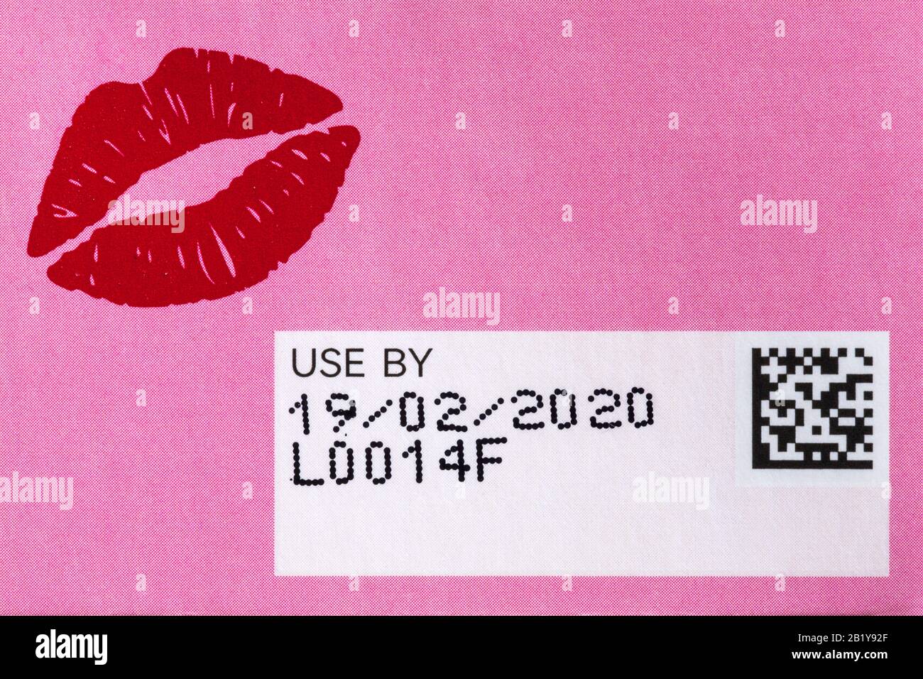 Verwenden Sie bis heute mit Lippen auf der Schachtel M&S Pink Gin Panna Cotta Dessert für St Valentines Day, Saint Valentine Stockfoto