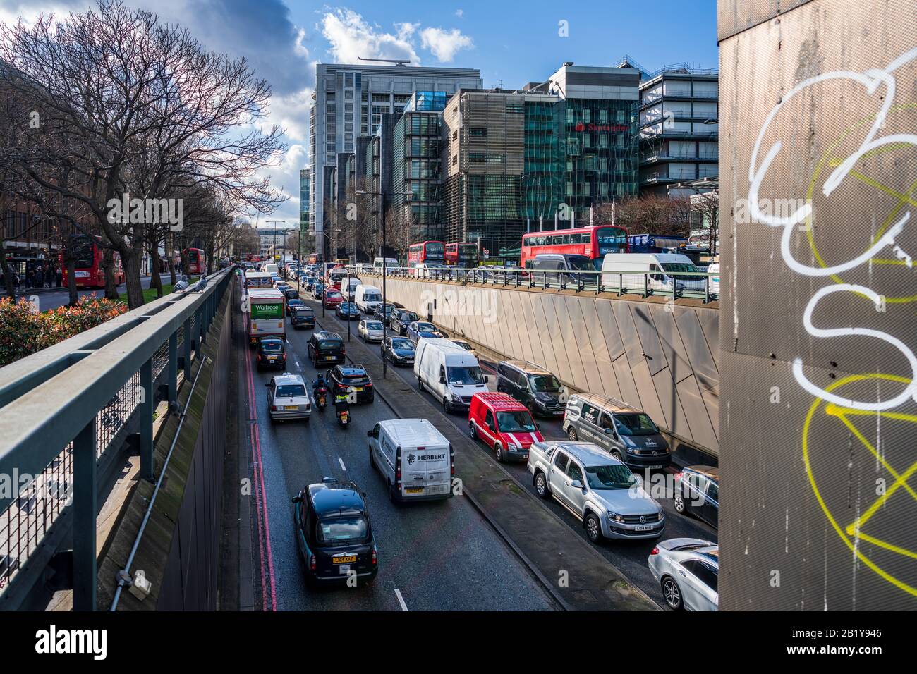 Euston Road Unterführung - Stundentakt für Staus, um die Euston Rd Unterführung in Central London zu betreten und zu verlassen. Stockfoto