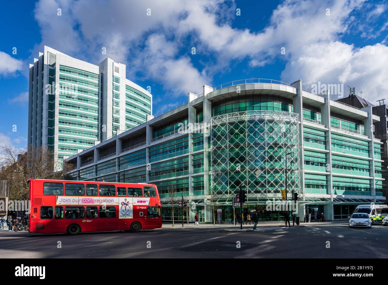 University College Hospital UCH London - ein Londoner Bus passiert das Lehrkrankenhaus an der Euston Road im Londoner Stadtteil Bloomsbury Stockfoto