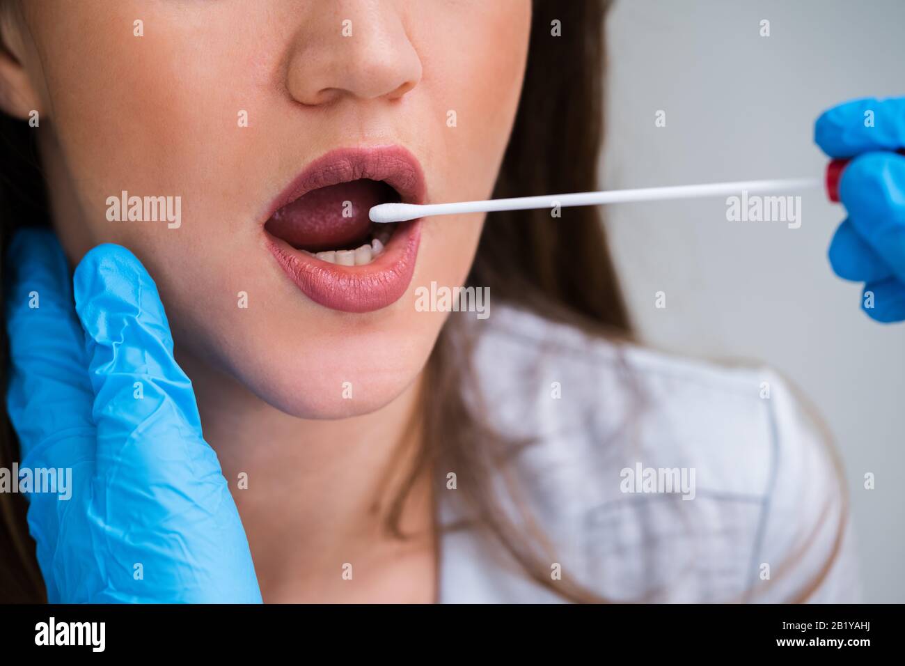 Rückansicht eines männlichen Arzt, eine körperliche Flüssigkeit Probe für DNA Test Stockfoto