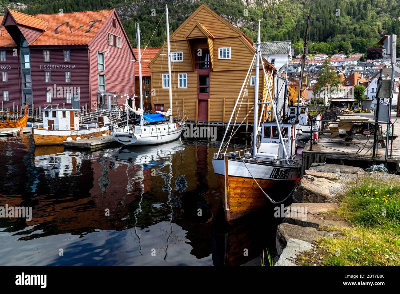 Veteranenfischereischiff Sjoegutt (Sjøgutt, Baujahr 1921) an einem alten Pier des norwegischen Fischereimuseums in Sandviken, Bergen, Norwegen. Auch segelboot Kr Stockfoto