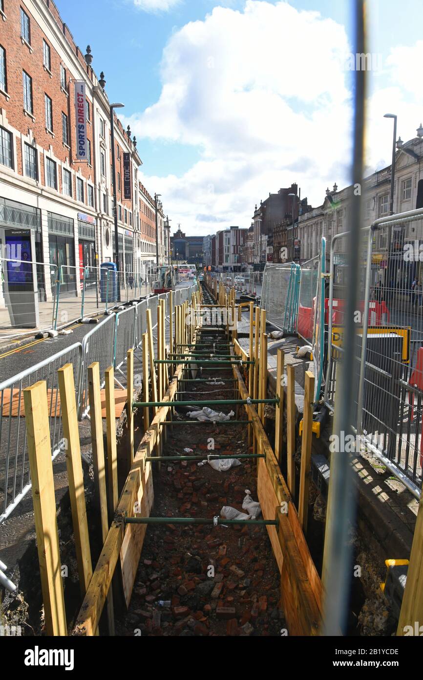 Straßenarbeiten während der Verbesserungen, um die Kopfzeile weniger Auto dominant und mehr Bus-, Zyle- und fußgängerfreundlich leeds yorksire united Kingdom zu machen Stockfoto