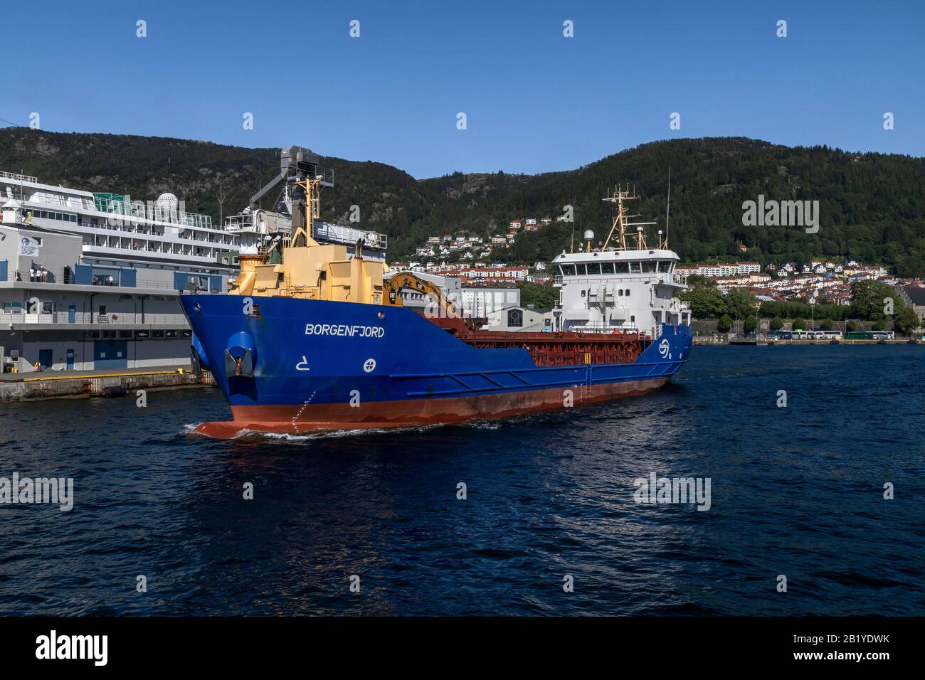 General Cargo Vessel Borgenfjord, der vom inneren Teil des Hafen von Bergen, Norwegen, abfährt. Schiff ex Eiland ex Huelin Dispatch. Vorbei am Skolten ter Stockfoto