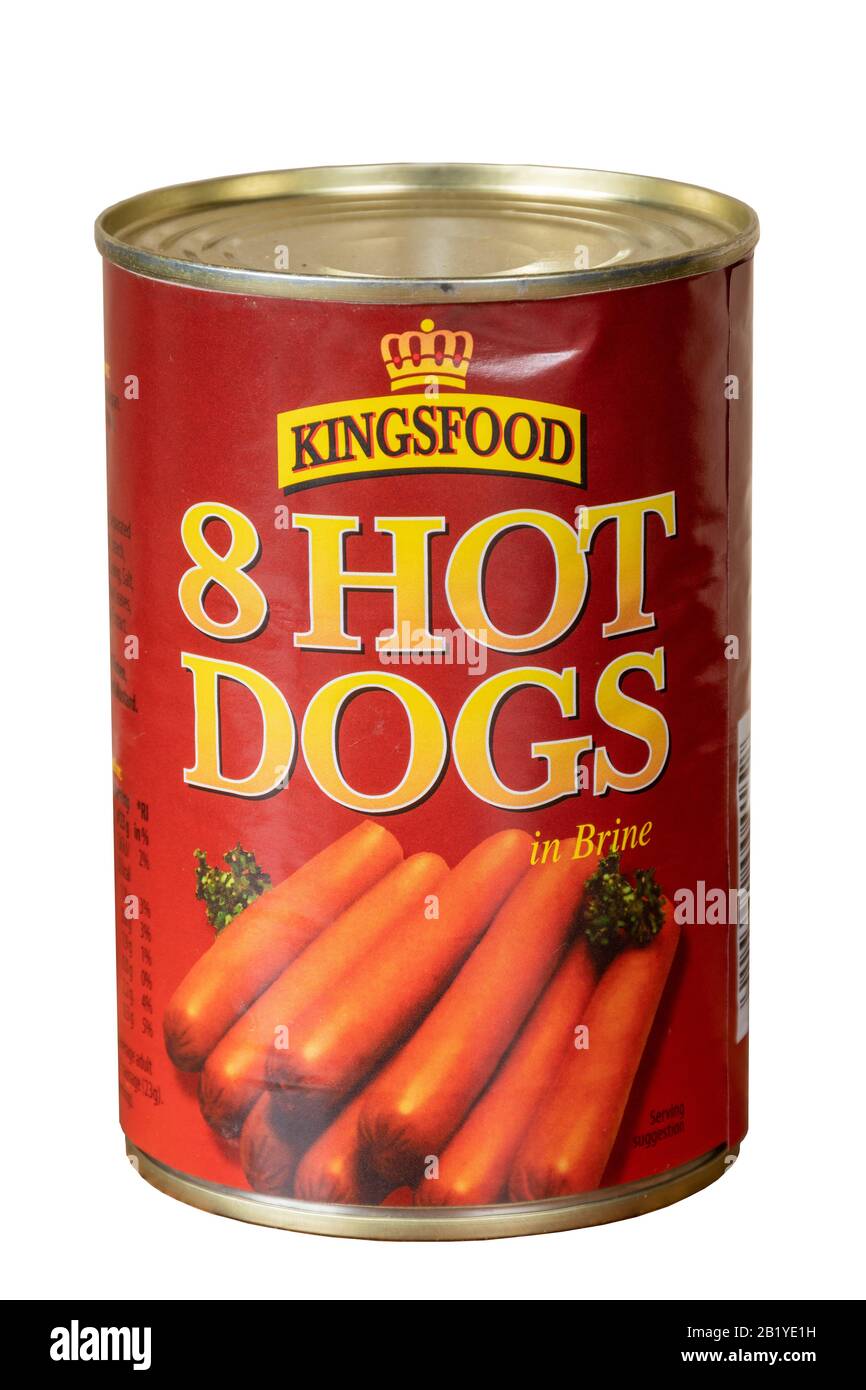 Zinn von 8 Hotdog-Würstchen, die von Kingsfood hergestellt werden, Ausschnitt auf weißem Hintergrund, britische Konserven oder Konserven Stockfoto