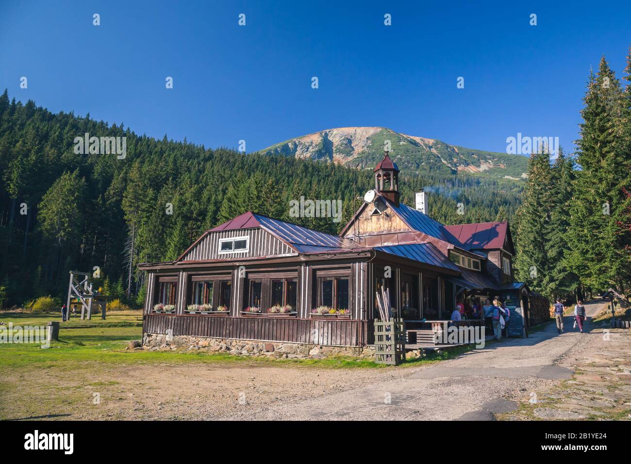 RIESENGEBIRGE, TSCHECHISCHE REPUBLIK, OKTOBER 2018 - Nationalpark Riesengebirge. Bouda V Obrim Dole Restaurant und Hotel. Pfad zu Snezka im sonnigen Herbst Stockfoto