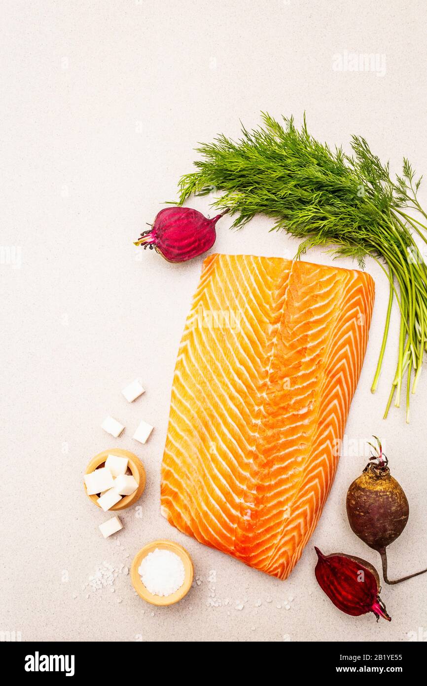 Gravlax, traditioneller skandinavischer Kochlachs. Frische Rohzutaten für die Zubereitung gesunder Meeresfrüchte Essen. Gewürz, Rüben, Meersalz, Pfeffer, Dill. L Stockfoto