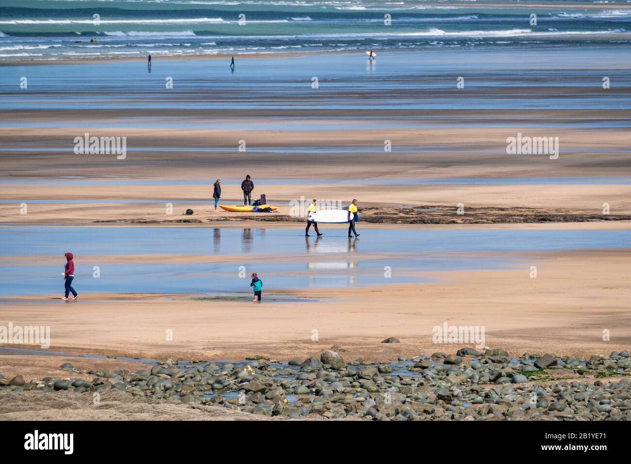 Sommertage am Strand von Westward Ho!, Sonnenschein, blauer Himmel und Meer, Familienurlaub, Südwesten, Nord-Devon, Großbritannien Stockfoto