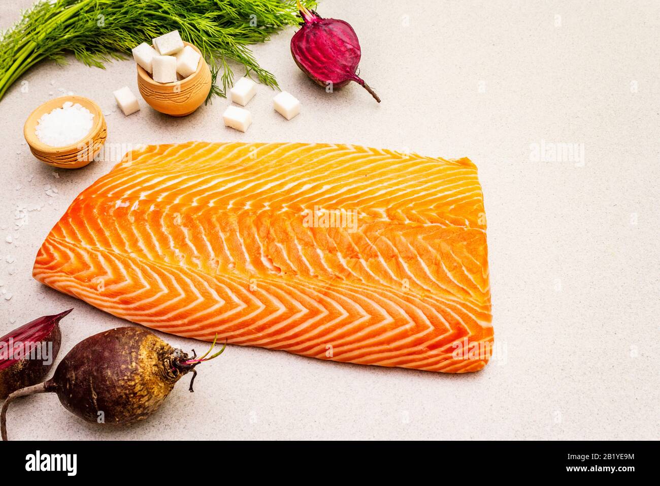 Gravlax, traditioneller skandinavischer Kochlachs. Frische Rohzutaten für die Zubereitung gesunder Meeresfrüchte Essen. Gewürz, Rüben, Meersalz, Pfeffer, Dill. L Stockfoto