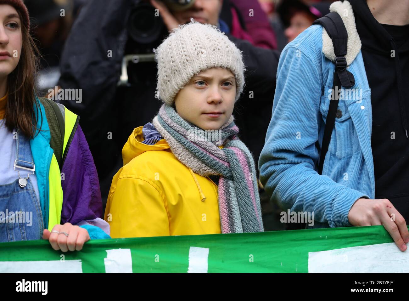 Greta Thunberg steht neben Umweltaktivisten für den Klimaprotest Bristol Youth Strike 4 am College Green in Bristol. Stockfoto