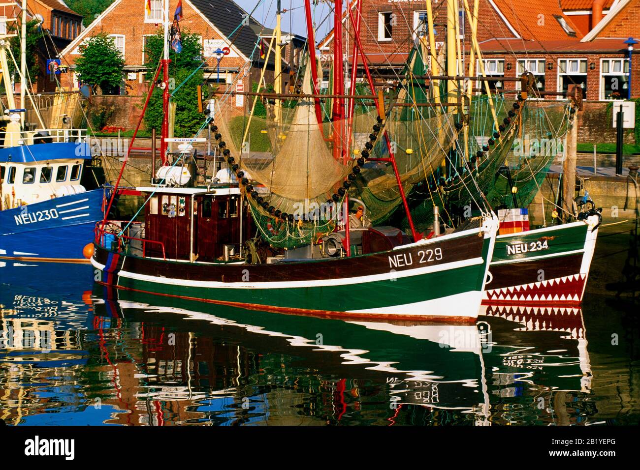 Fischtrawler im Hafen Neuharlingersiel, Nordsee, Ostfriesland, Frisia, Niedersachsen, Deutschland, Europa Stockfoto