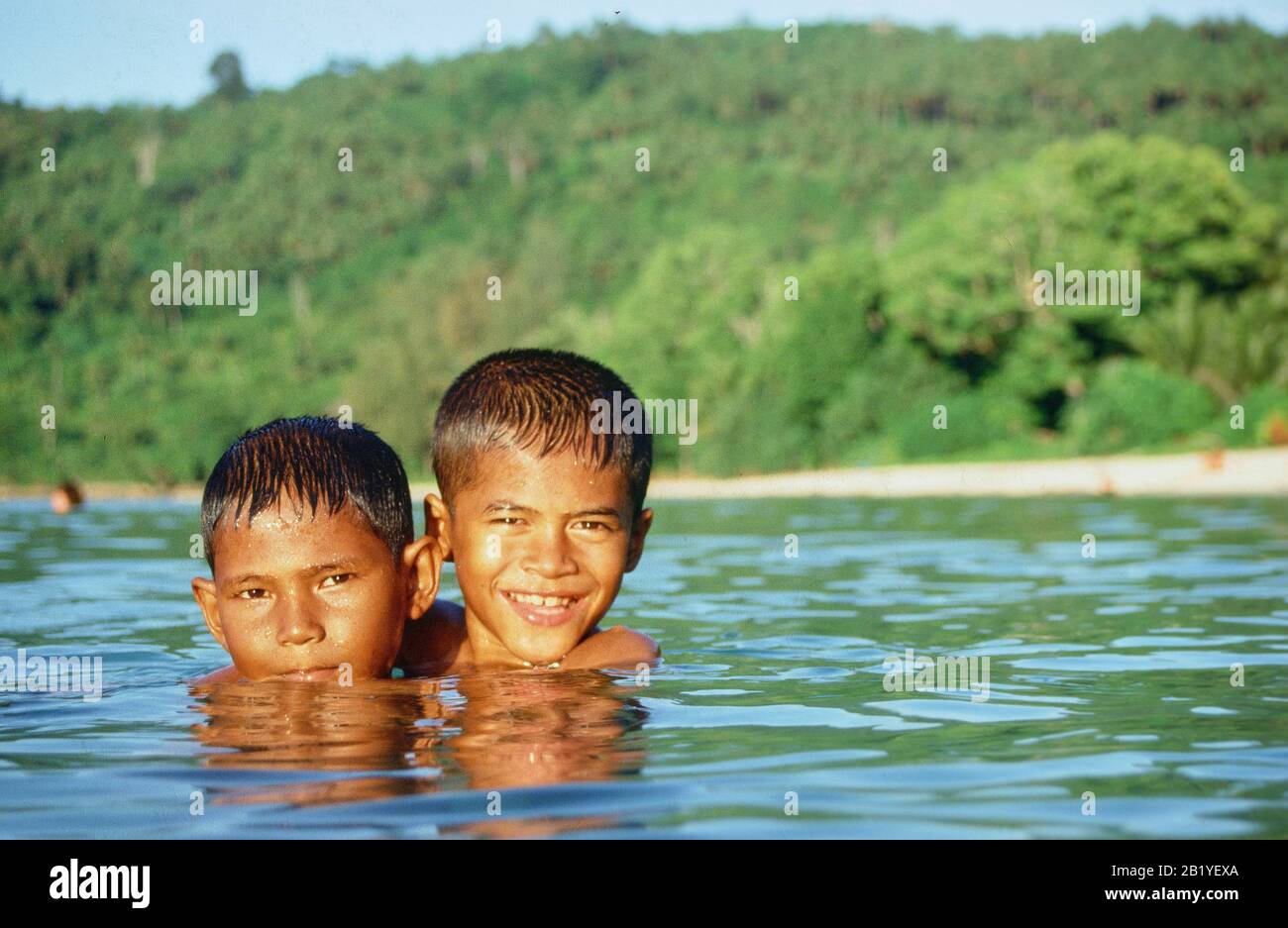 Porträt der lächelnden See-Zigeuner-Jungen (Moken), die in der Bucht auf der Insel Koh Phi Phi in Thailand schwimmen. Stockfoto