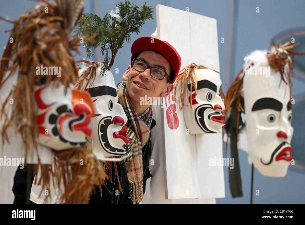 Künstler Alan Hunt mit einer zeremoniellen Maske während einer Vorschau der Ausstellung "Pine's Eye", die von indigenen Menschen auf der ganzen Welt inspiriert wurde, in der Talbot Rice Gallery der University of Edinburgh. PA Foto. Bilddatum: Freitag, 28. Februar 2020. Die Ausstellung umfasst 15 zeremonielle Masken, die von Dem Erblichen Chief Alan Hunt, einem Mitglied der Kwakwaka'wakw Community aus Kanada, einem Wandbild, das von Maya-Frauen-Webern in Mexiko von der New Yorker Künstlerin Johanna Unzueta inspiriert wurde, und komplexe heidnisch-ähnliche Skulpturen der südkoreanischen Künstlerin Haegue Yang geschaffen wurden. Fotogutschrift sollte lauten: Andrew Milligan/PA Wire Stockfoto
