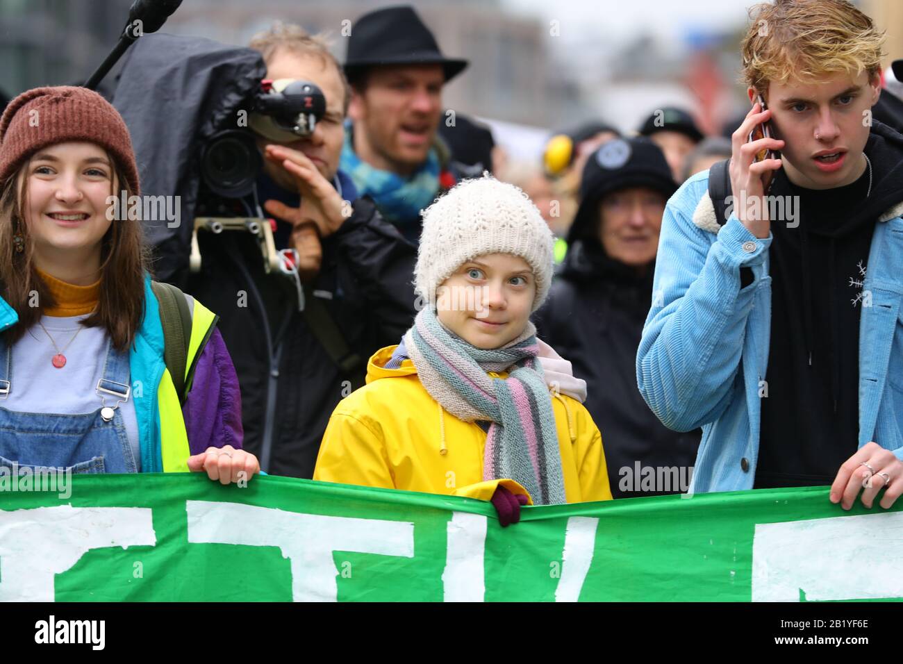 Greta Thunberg steht neben Umweltaktivisten für den Klimaprotest Bristol Youth Strike 4 am College Green in Bristol. Stockfoto