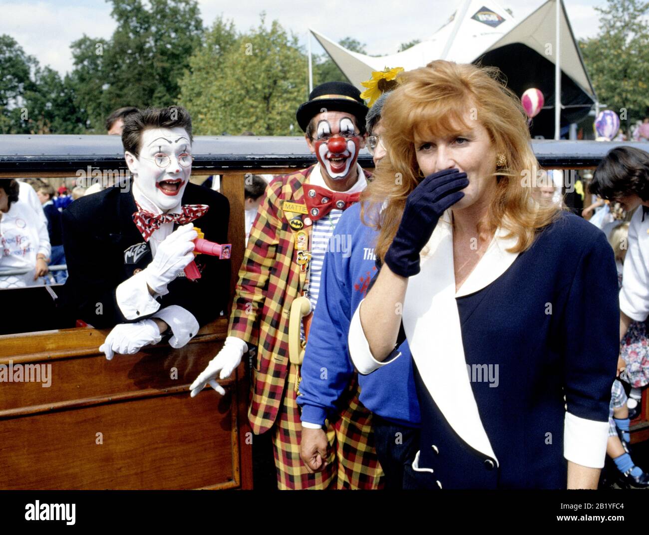 Sarah Ferguson, HRH Duchess of York trifft Clowns im Battersea Park, London, England 1989 Stockfoto